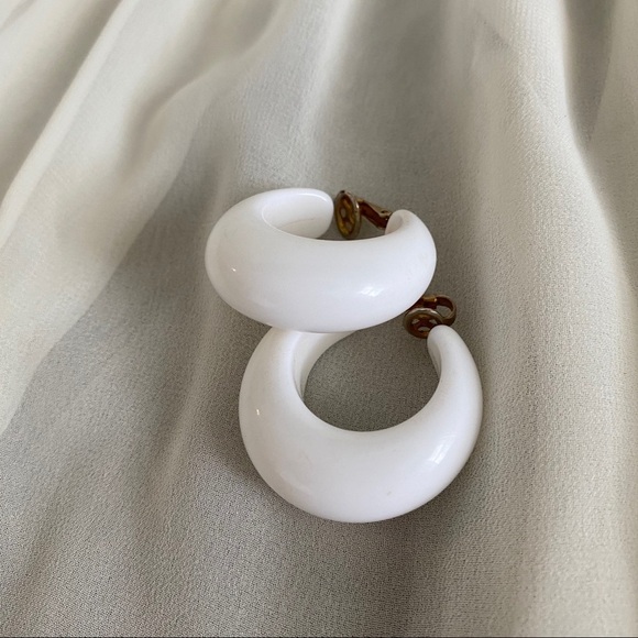 Vintage Trifari Chunky White Retro Hoop Earrings - Picture 5 of 7